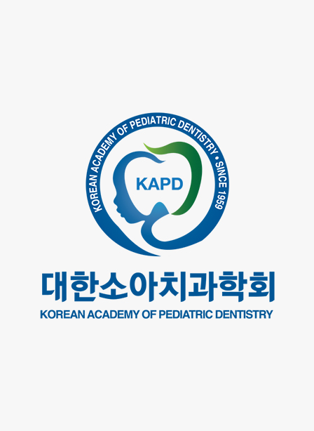 치위생사가 아이를 진료하는 모습습